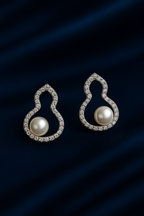 The Elara Pearl Earrings