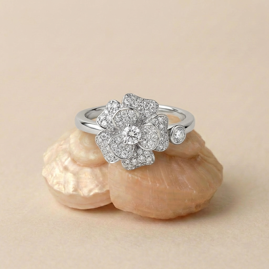 the Fleur Lumière Ring